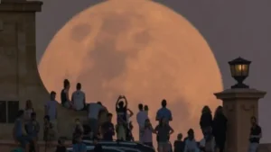 ظهور القمر العملاق في 2025 يضيء سماء العالم العربي ويكشف تأثيراته الفلكية